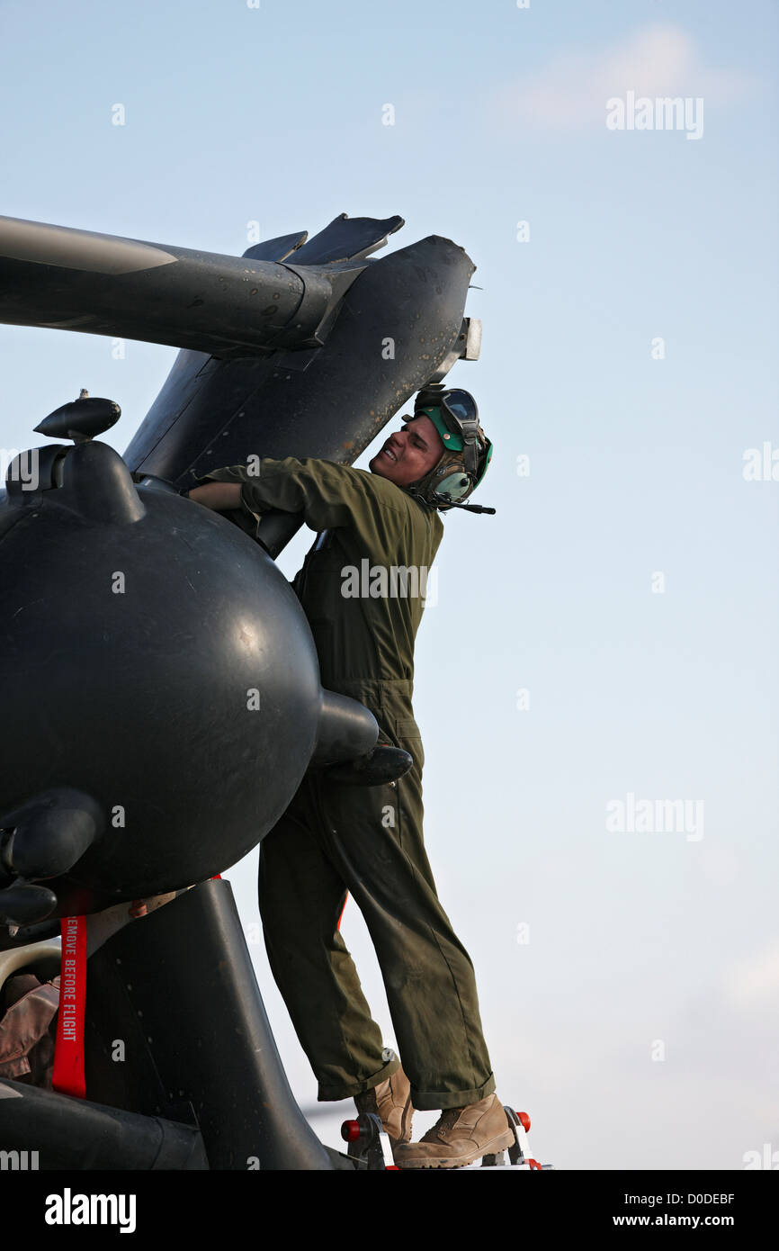 US Marine Corps Flugzeuge Maintainer funktioniert auf Proprotor Montage auf einer zwei Motoren MV-22 Osprey Camp Bastion Helmand Stockfoto