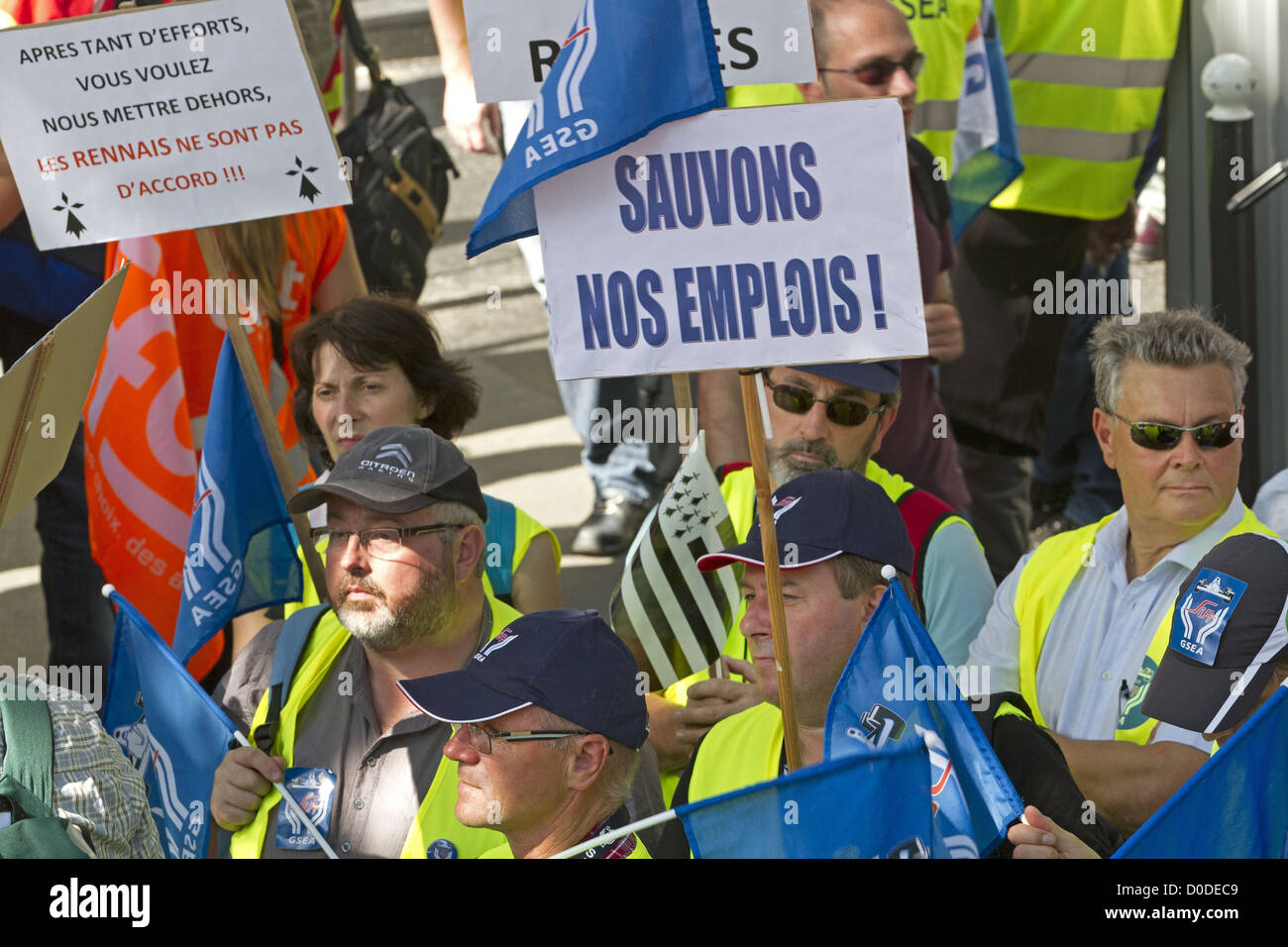 PSA-RENNES-MITARBEITER DEMONSTRIEREN GEGEN SCHLIEßUNG FABRIK IN AULNAY IN FRONT CORPORATION HAUPTSITZ SOUS BOIS WÄHREND Stockfoto