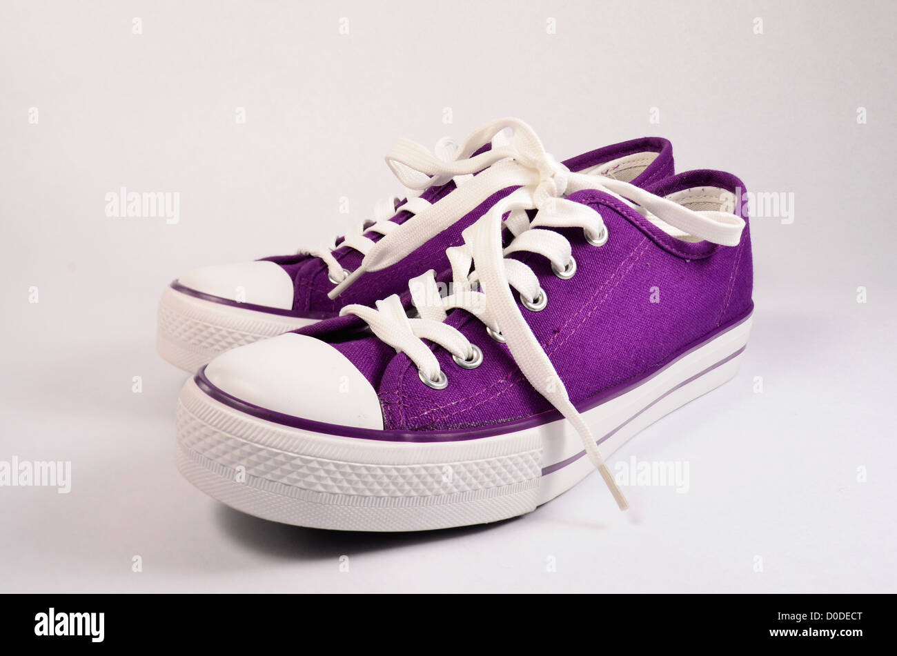 Lila Turnschuhe Stockfoto