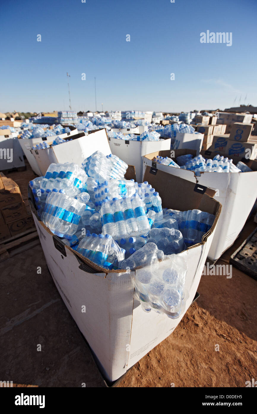 Boxen von Mineralwasser in einem Kampf Außenposten im südlichen Provinz Helmand, Afghanistan. Stockfoto