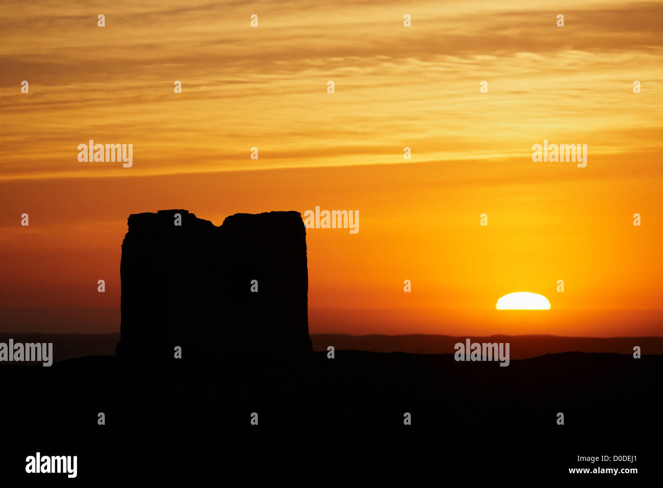 Die aufgehende Sonne Silhouetten eine irdene Struktur in der Nähe eine Bekämpfung Außenposten in der südlichen Provinz Helmand Afghanistans. Stockfoto