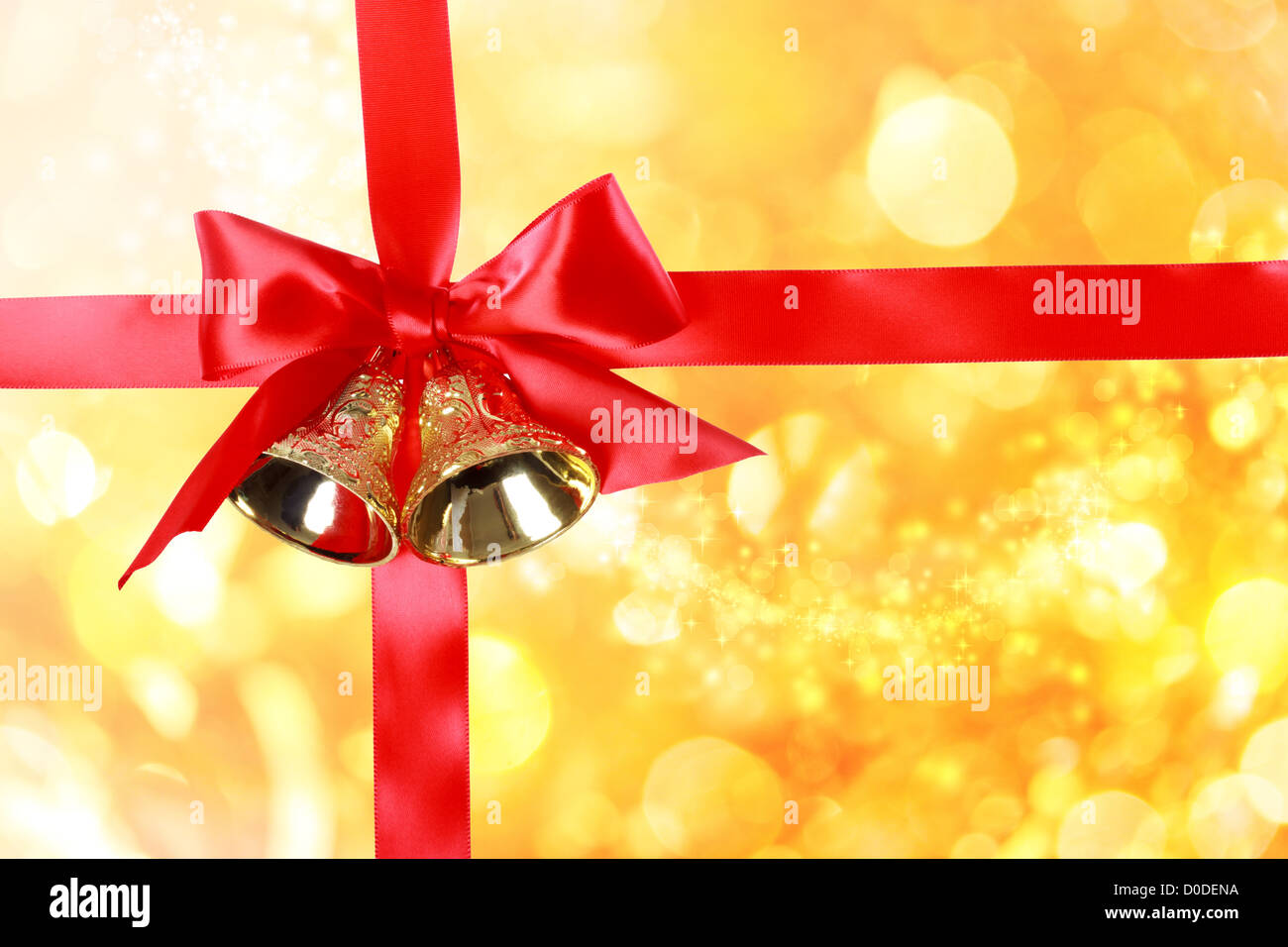 Leuchtet rot Weihnachten Ribbon mit Glocken über goldene Weihnachten Bokeh Stockfoto