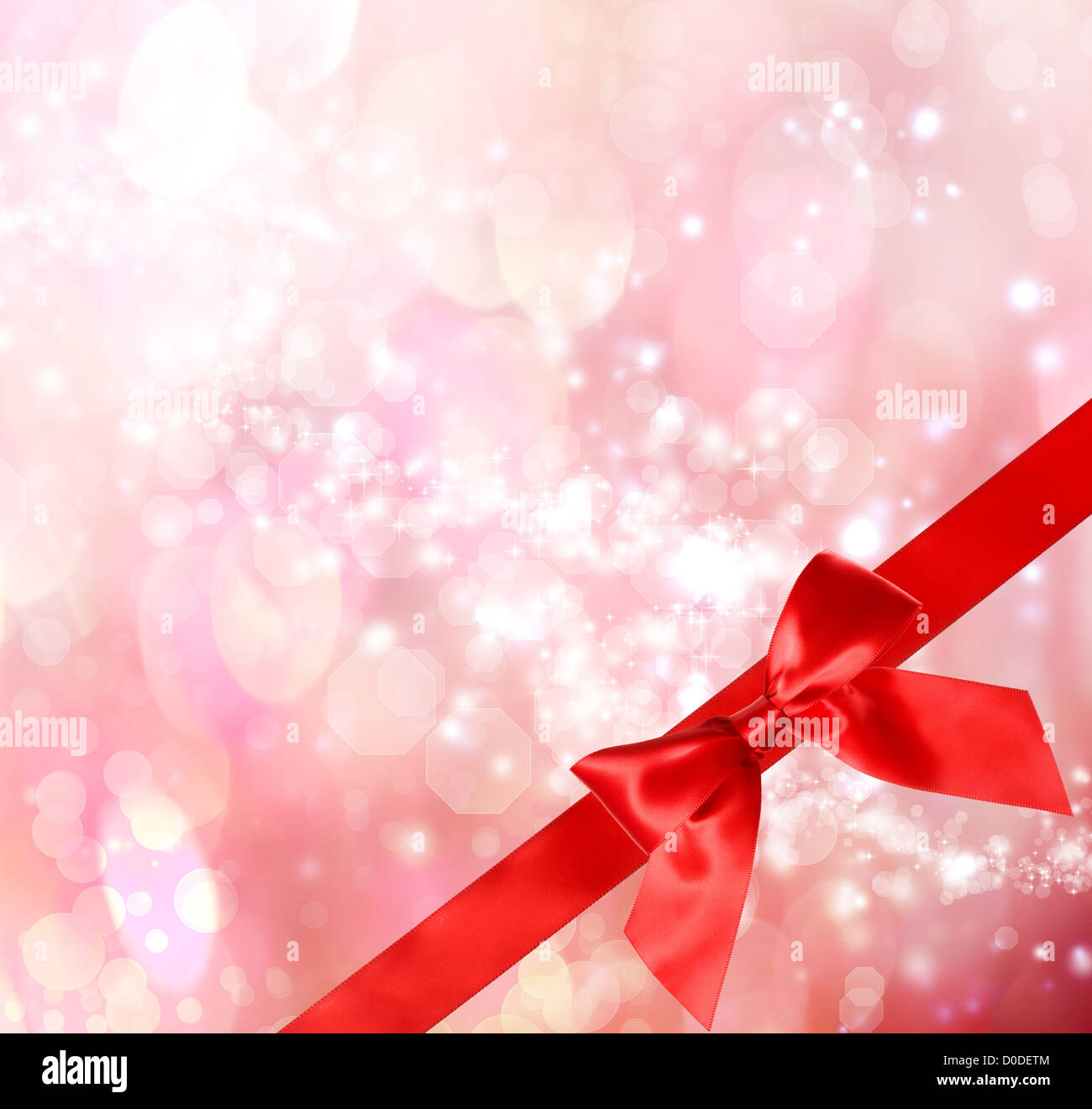 Rote Schleife und Band mit rosa Bokeh Lights Hintergrund Stockfoto