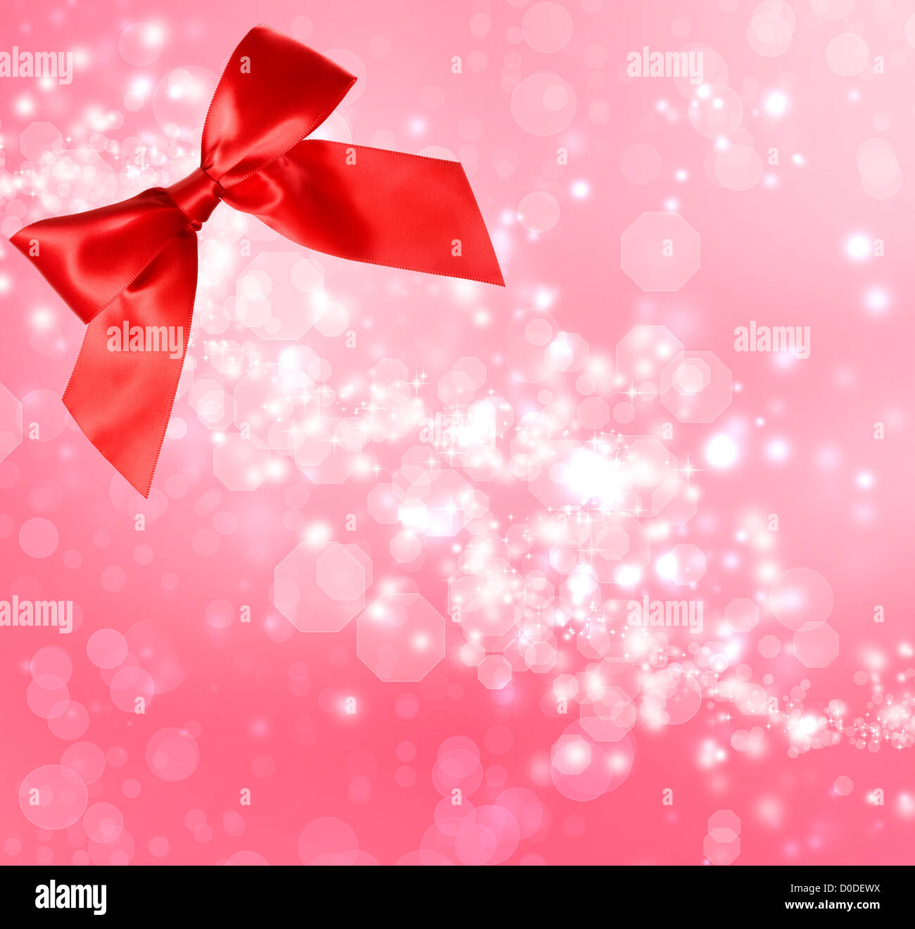 Roter Satin Schleife mit rosa Bokeh leuchtet Hintergrund Stockfoto