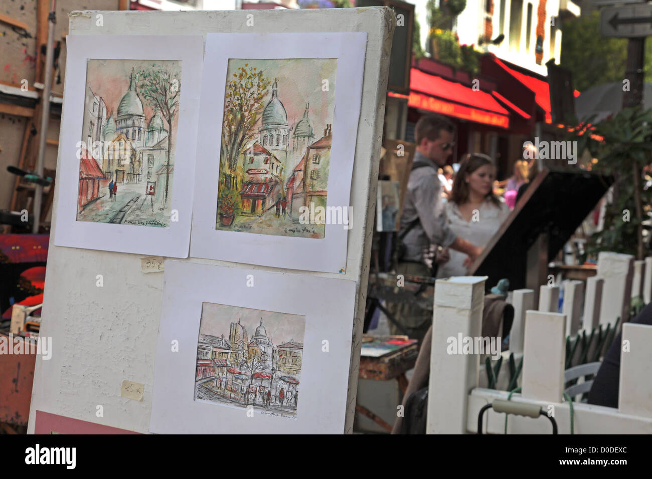 MALER MALEN UND AUSSTELLEN IHRER WERKE AUF PLACE DU TERTRE PLATZ BUTTE MONTMARTRE PARIS (75) FRANKREICH Stockfoto