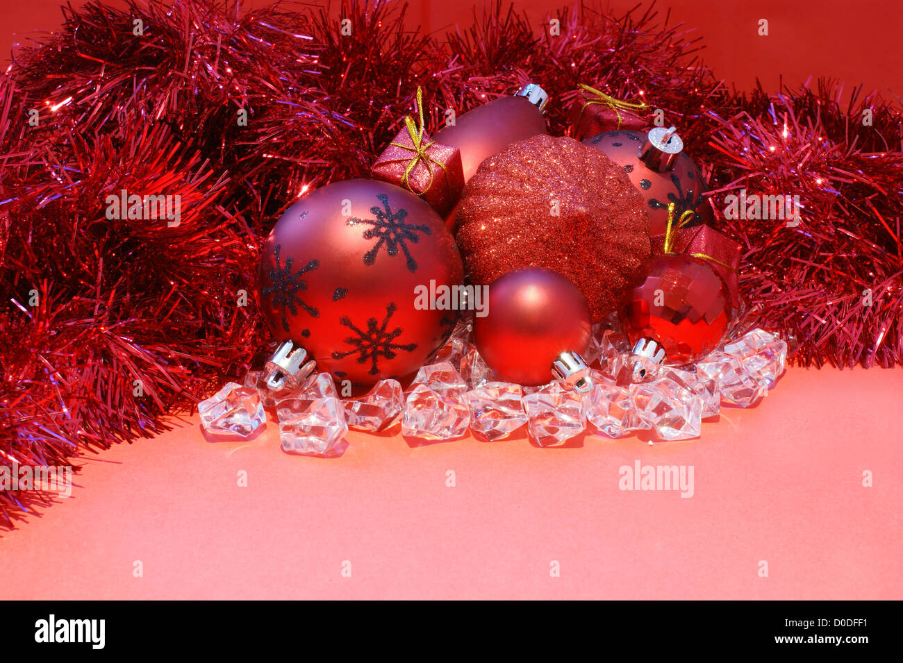 Weihnachten Hintergrund mit Lametta, Dekorationen und Geschenke Stockfoto