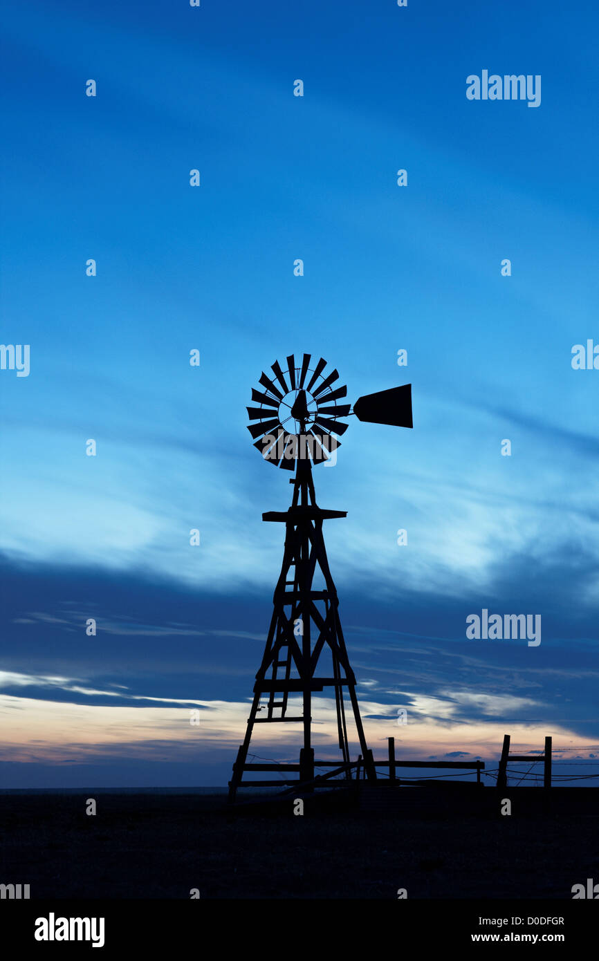 Eine alte Windmühle, das Wasser, in die Pawnee National Grasslands in der Nähe von Grover, Colorado verwendet wurde. Stockfoto