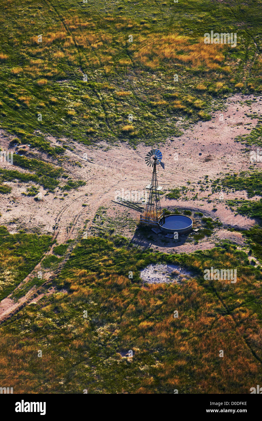 Eine Luftaufnahme von einer Wasser-Pumpen Windmühle und eine Zisterne für das Vieh tränken, in Ost-Colorado. Stockfoto