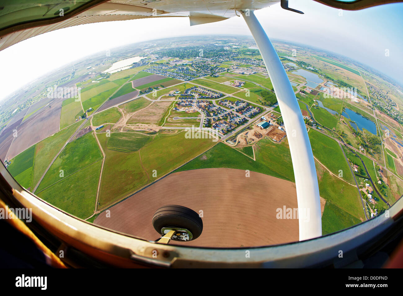 Ein Fischauge Luftbild von Ackerland und Landegestell und Flügel ein Leichtflugzeug in northern Colorado. Stockfoto