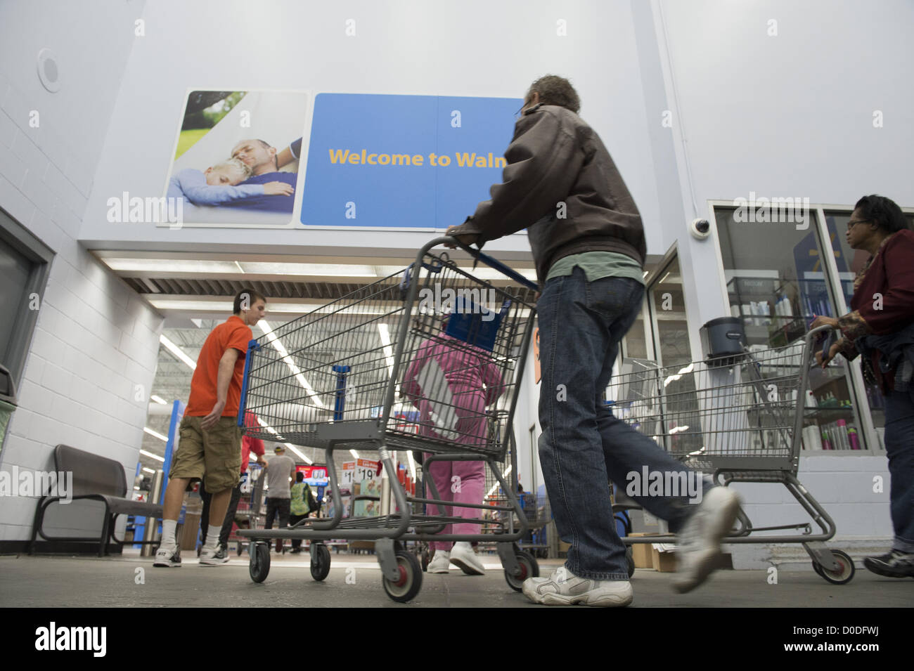 22. November 2012 speichern - Tampa, FL - Käufer, die konnte nicht warten, bis Mitternacht laufen auf einem Walmart kurz vor 20:00 auf Thanksgiving Nacht, um einen Hauptanfang auf Weihnachts-shopping zu erhalten. (Bild Kredit: Robin Nelson/ZUMAPRESS.com ©) Stockfoto