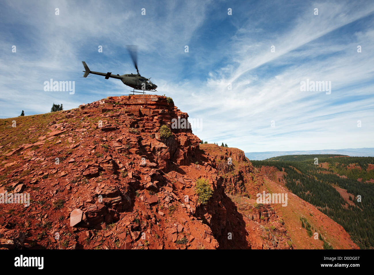 Ein OH-58 Kiowa, der Colorado Army National Guard im Leerlauf am Rand einer Klippe bei 11.000 Fuß in Colorado Rocky Mountains. Stockfoto