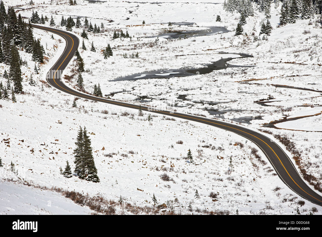 Colorado State Highway 82 schlängelt sich durch bergiges Gelände in Colorado Rocky Mountains in der Nähe von Independence Pass. Neuschnee Stockfoto