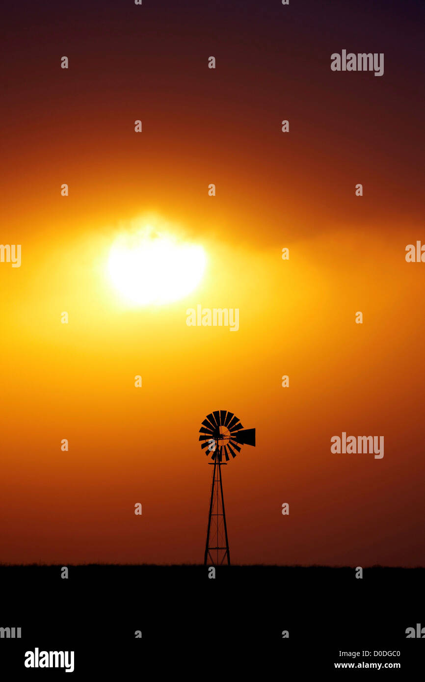 Windmühle abhebt von der untergehenden Sonne, USA Stockfoto