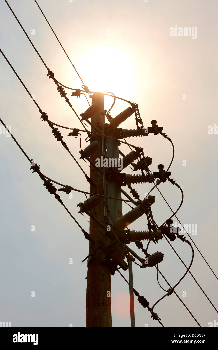 Strommast, Rauch aus tobt ein Lauffeuer, und Sonne, Colorado, USA Stockfoto