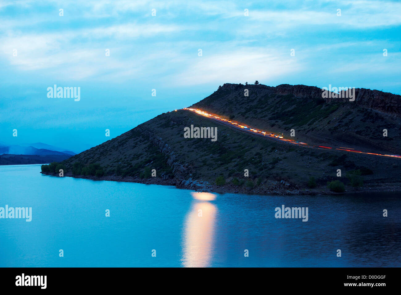 Linie der Autos auf der Straße über dem Reservoir, Colorado, USA Stockfoto