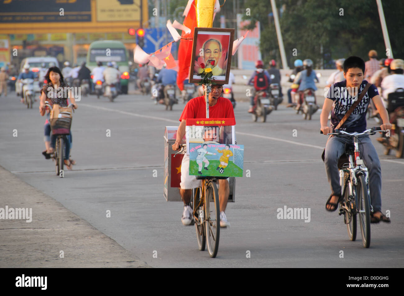 Radverkehr auf Cau Phu Xuan in Hue, Vietnam. Stockfoto