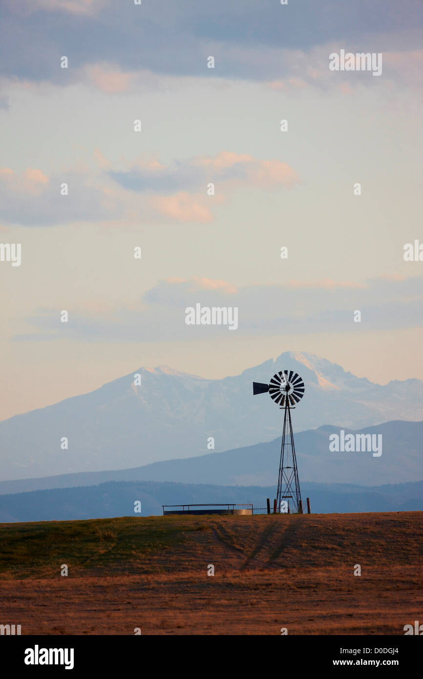 Einsamer Windmühle, fernen Longs Peak (14.259 Füße, 4.346 Meter), Colorado, USA Stockfoto