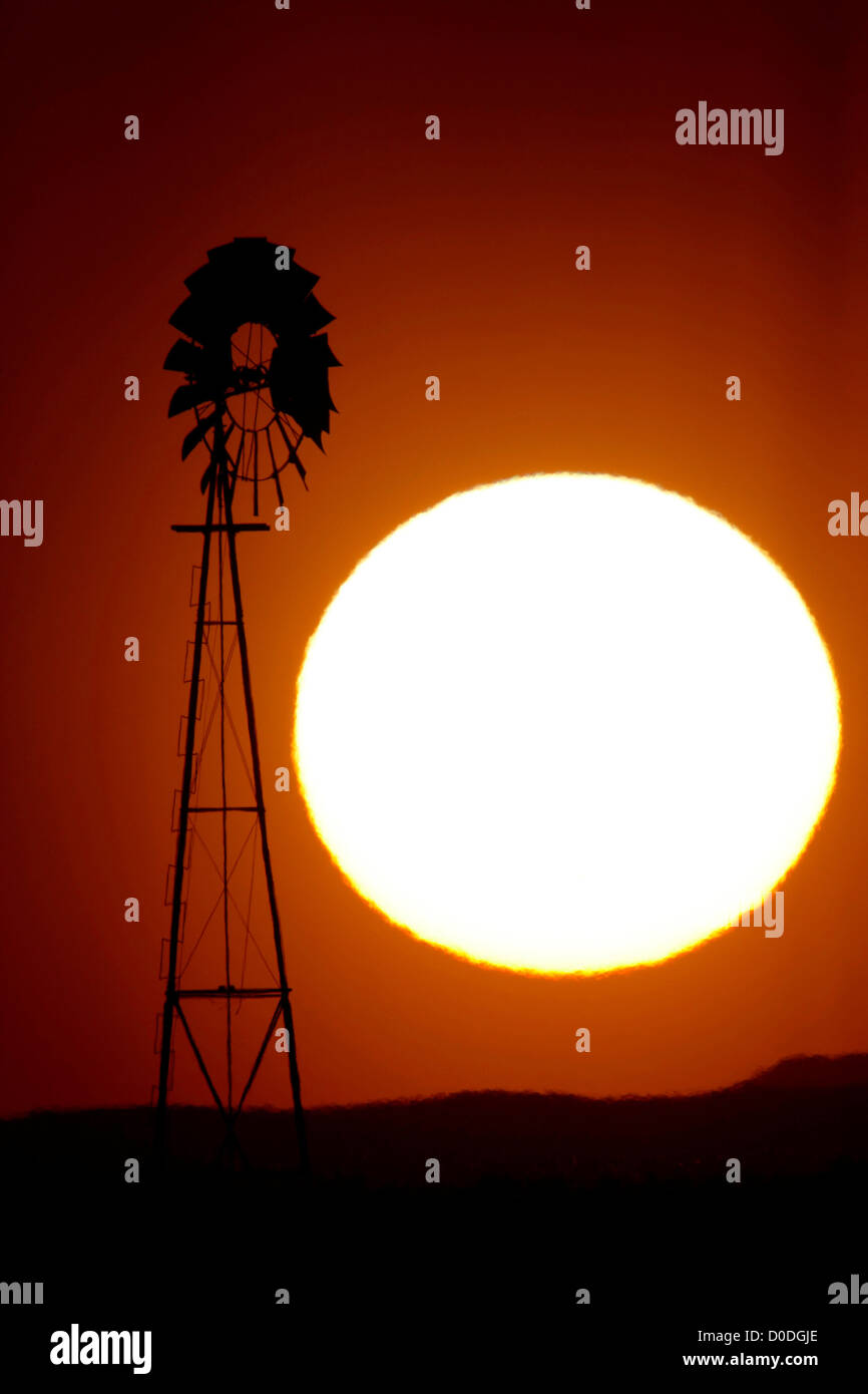 Einstellung der Sonne Silhouetten Windmühle am östlichen Ebenen von Colorado, USA Stockfoto