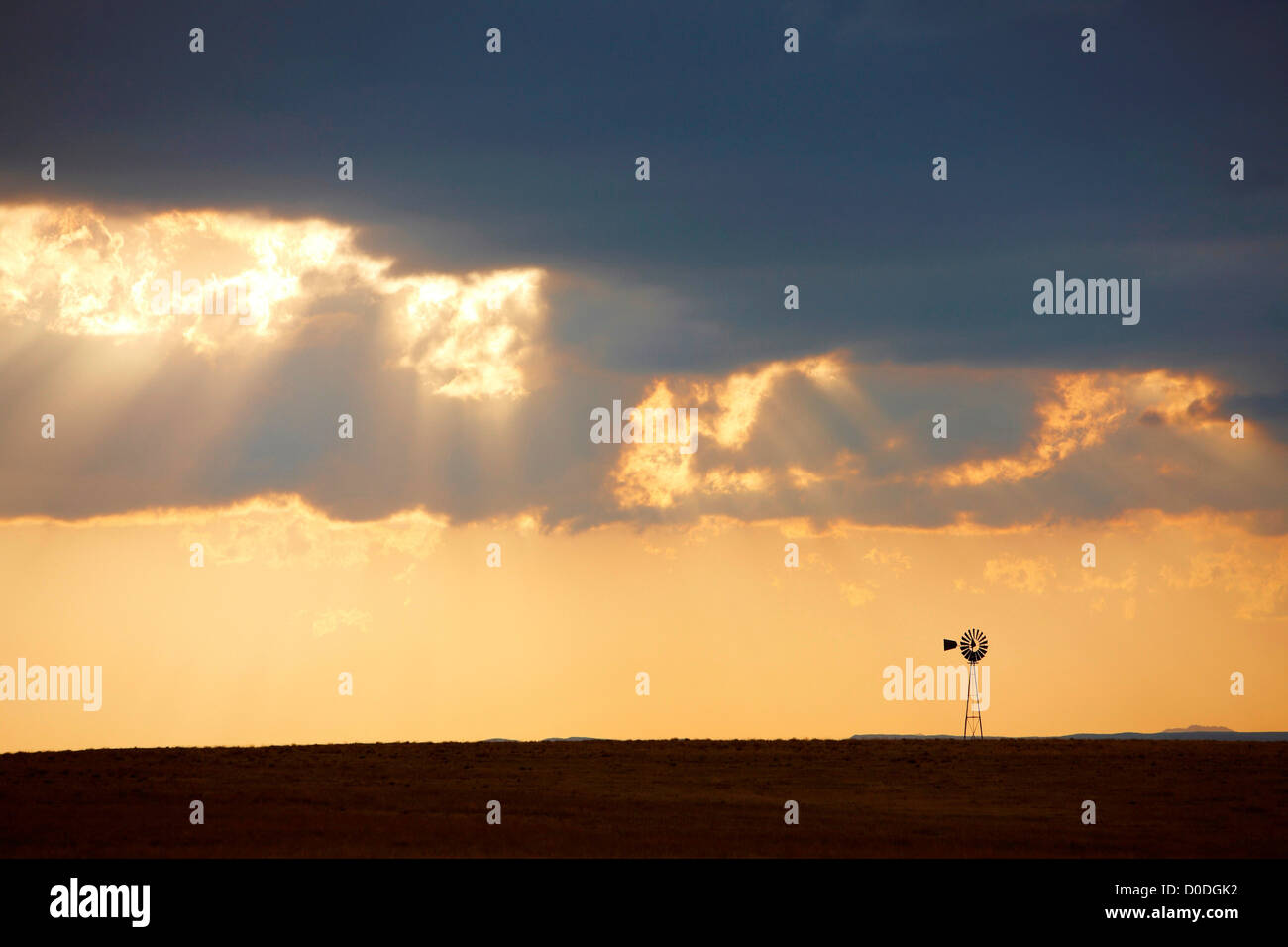 Gewitter, dämmerungsaktiv Rochen und einsamen Windmühle, Colorado, USA Stockfoto