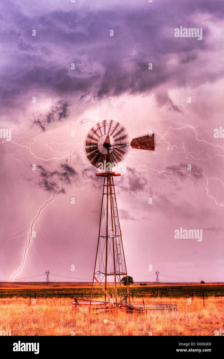 Blitze und einsamen Windmühle, östlichen Ebenen von Colorado, USA Stockfoto