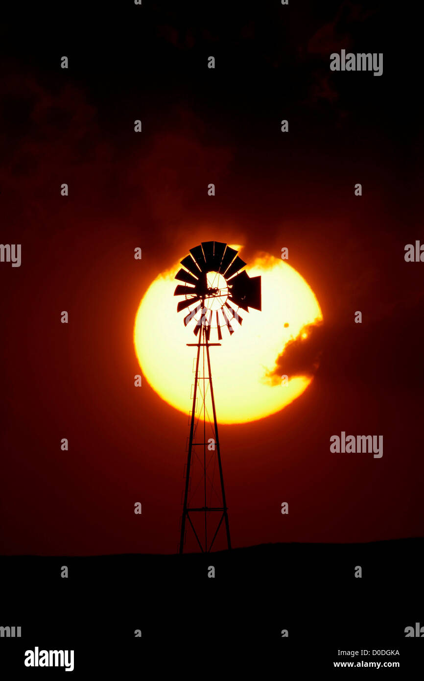 Festlegen von Sonne Silhouetten Windmühle während des Transits der Venus, die auch durch Sonne, Colorado, USA Silhouette ist Stockfoto