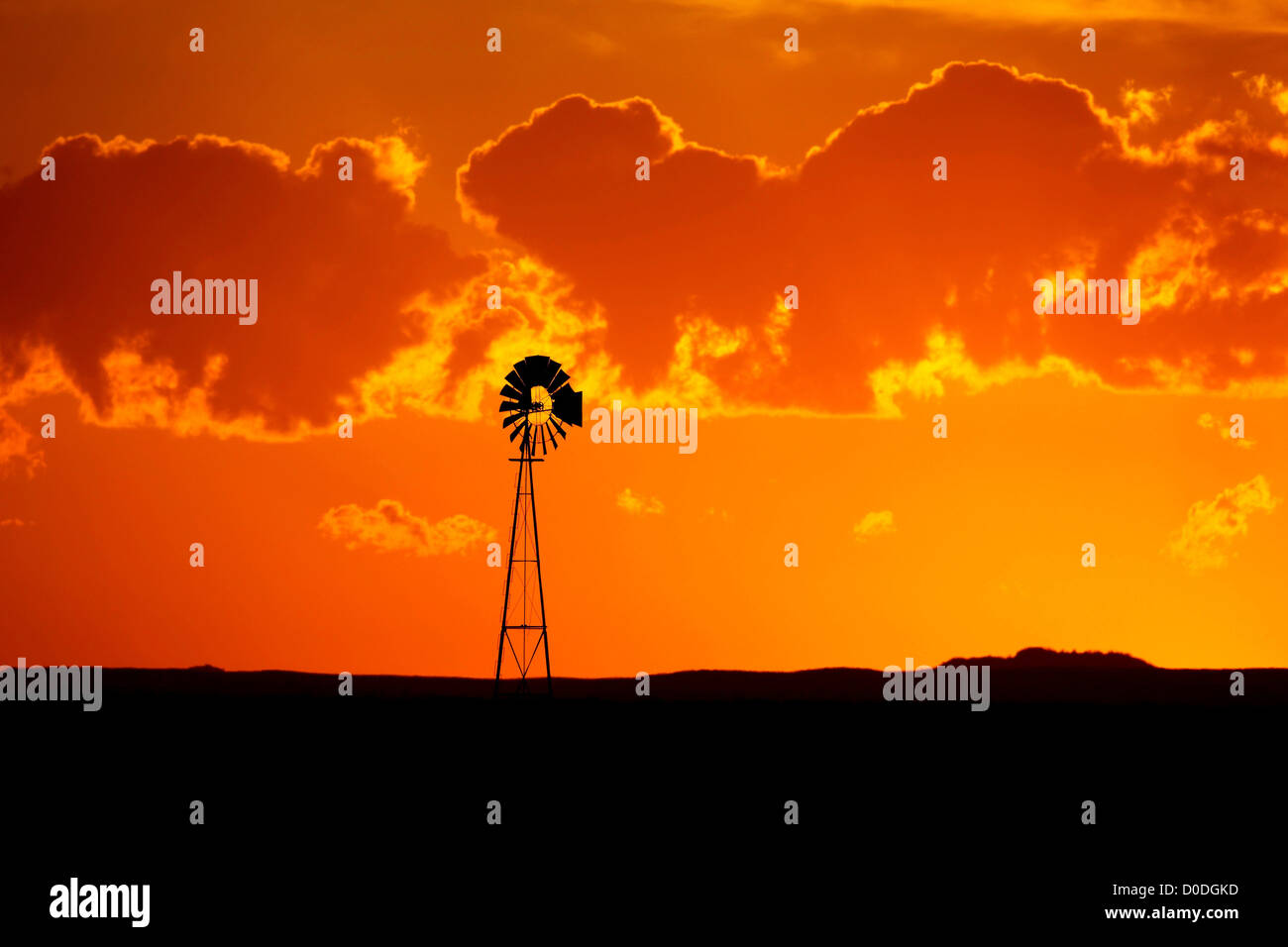 Einsamer Windmühle auf Ebenen, Colorado, USA Stockfoto