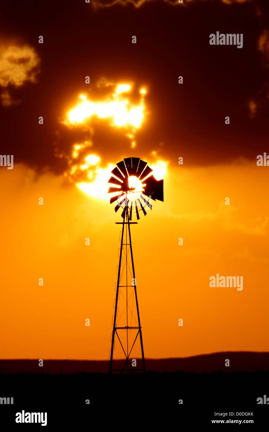 Tele-Ansicht festlegen von Sonne und einsamen Windmühle Stockfoto
