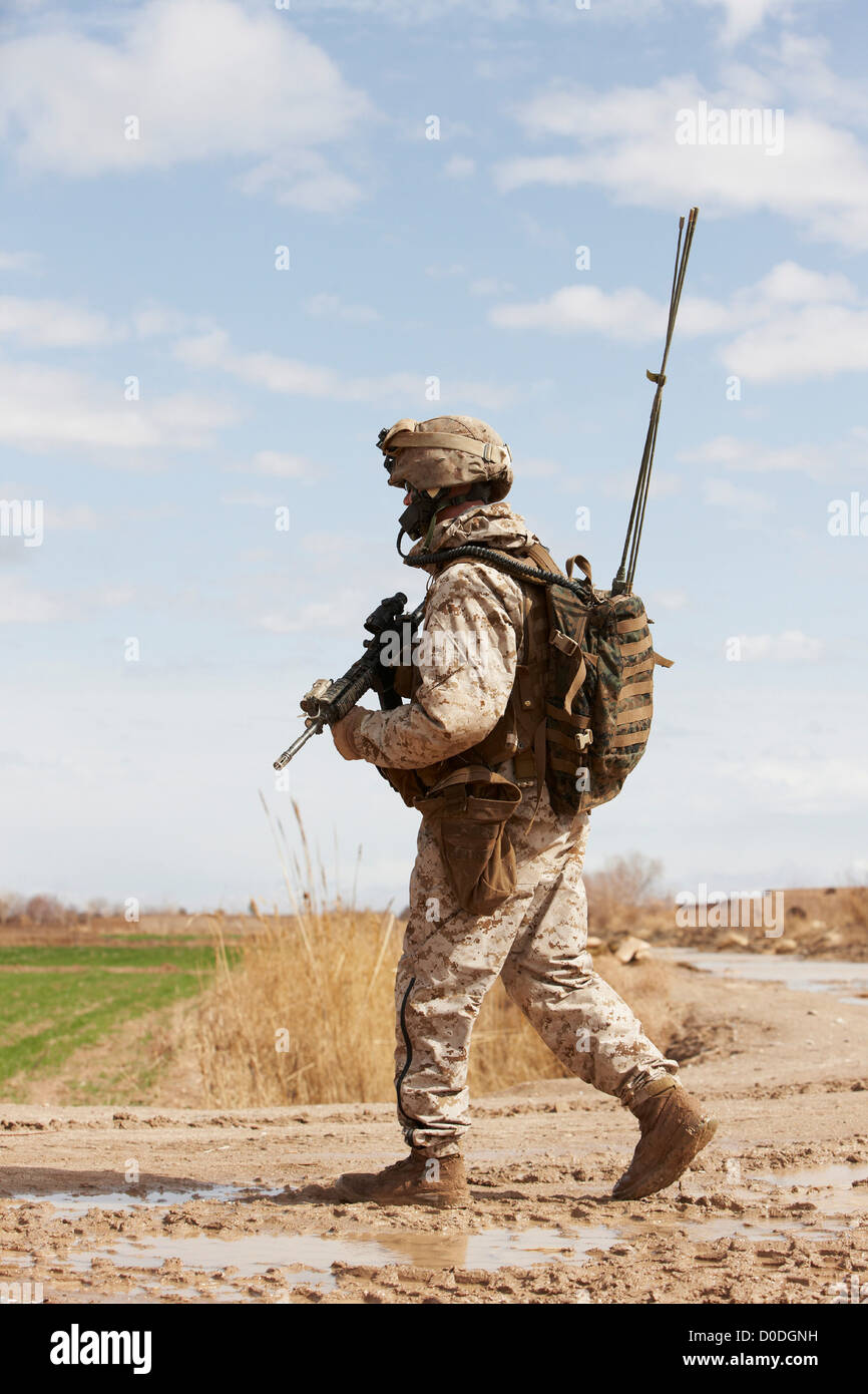 United States Marine auf einer Kampf-Patrouille in der Nähe der Stadt Mardscha in Helmand Provinz von Afghanistan Stockfoto