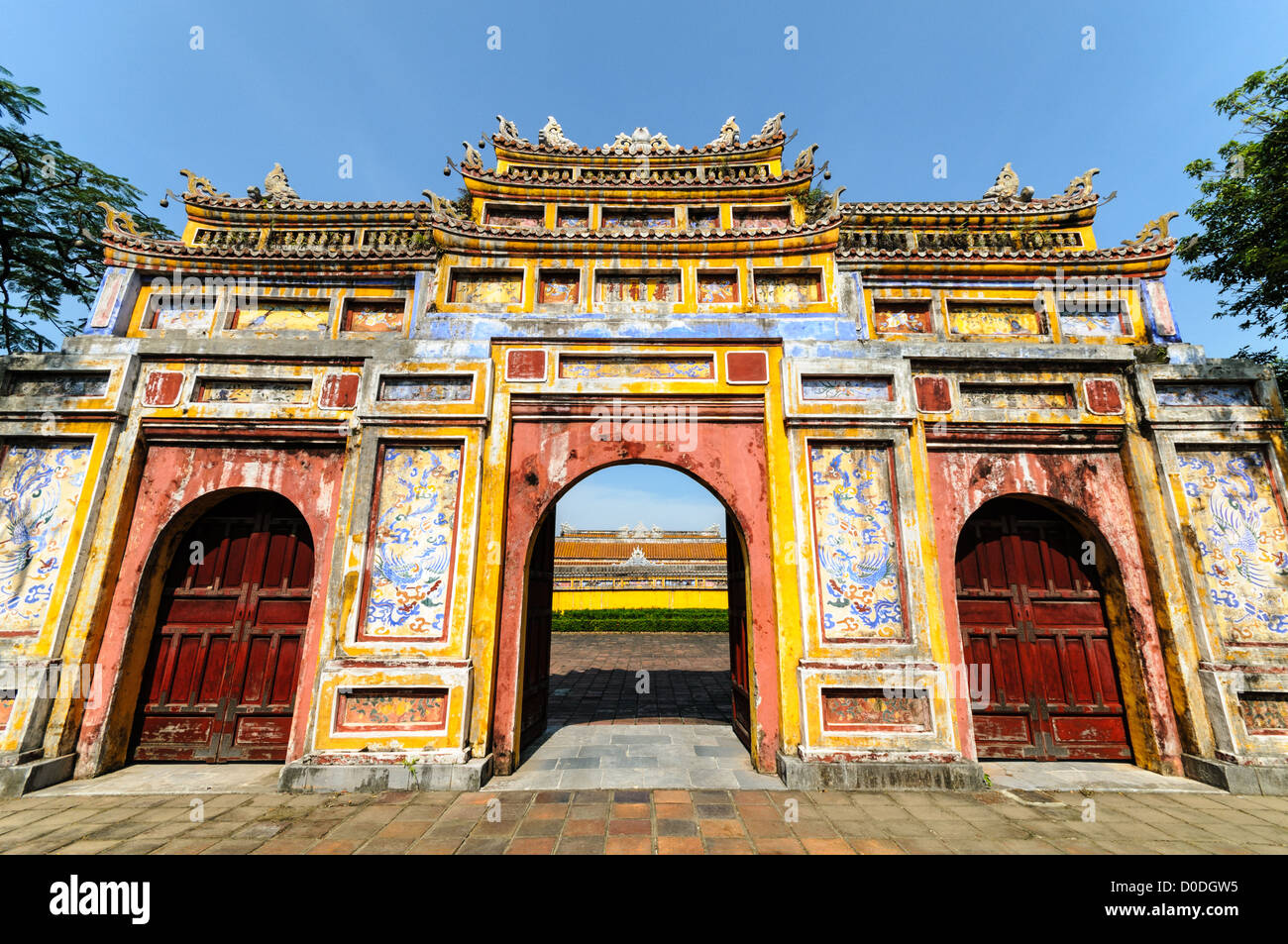 HUE, Vietnam – Dien Tho Residence in der kaiserlichen Stadt in Hue, Vietnam. Der Komplex ist ein selbstgeschlossener und befestigter Palast und umfasst die lila Verbotene Stadt, die das innere Heiligtum des kaiserlichen Haushalts war, sowie Tempel, Höfe, Gärten und andere Gebäude. Ein großer Teil der Kaiserlichen Stadt wurde während des Vietnamkrieges beschädigt oder zerstört. Sie ist heute zum UNESCO-Weltkulturerbe ernannt. Stockfoto