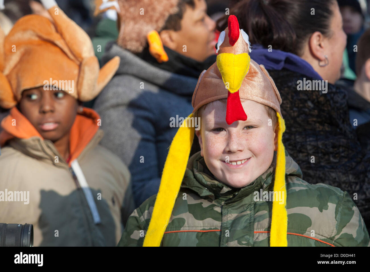 Junge Zuschauer Türkei Hut bei Macy's Thanksgiving Day Parade in New York City auf Donnerstag, 22. November 2012. Stockfoto