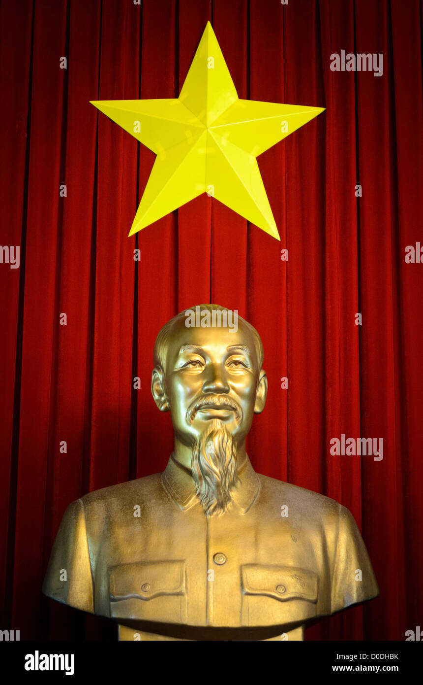 Ho-Chi-Minh-Statue Wiedervereinigungspalast Ho-CHI-Minh-STADT Vietnam // HO-CHI-Minh-STADT, Vietnam — Eine goldene Statue von Ho-Chi-Minh, dem Gründer des modernen kommunistischen Vietnams, mit dem vietnamesischen Stern vor tiefroten Vorhängen im Wiedervereinigungspalast in Ho-Chi-Minh-Stadt (Saigon), Vietnam. Stockfoto