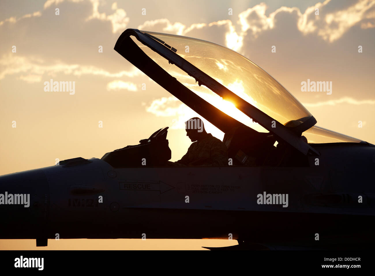 Silhouette der Pilot im Cockpit einer f-16 Fighting Falcon auf Boden Stockfoto