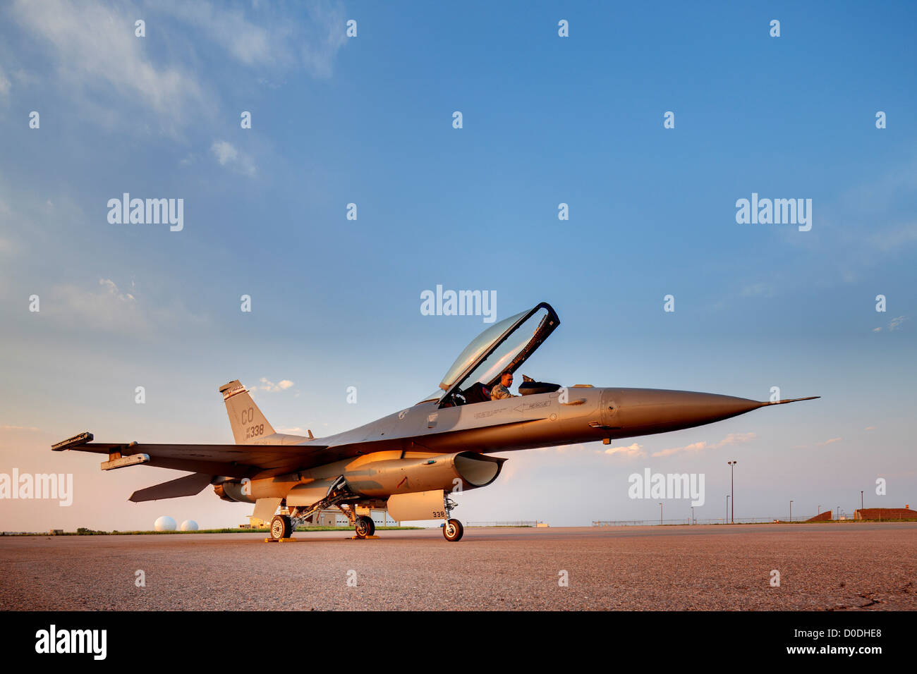 Pilot im Cockpit der f-16 Fighting Falcon in der Abenddämmerung Stockfoto