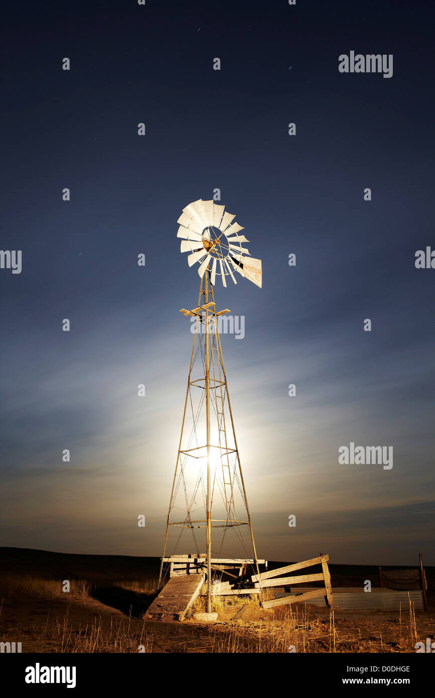 Windmühle auf Ebenen in der Nacht, Hintergrundbeleuchtung von moon Stockfoto