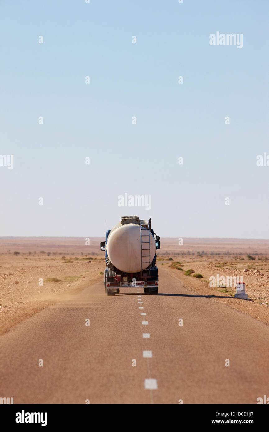 Wasser-LKW auf leere Straße in West-Sahara, Nordafrika Stockfoto