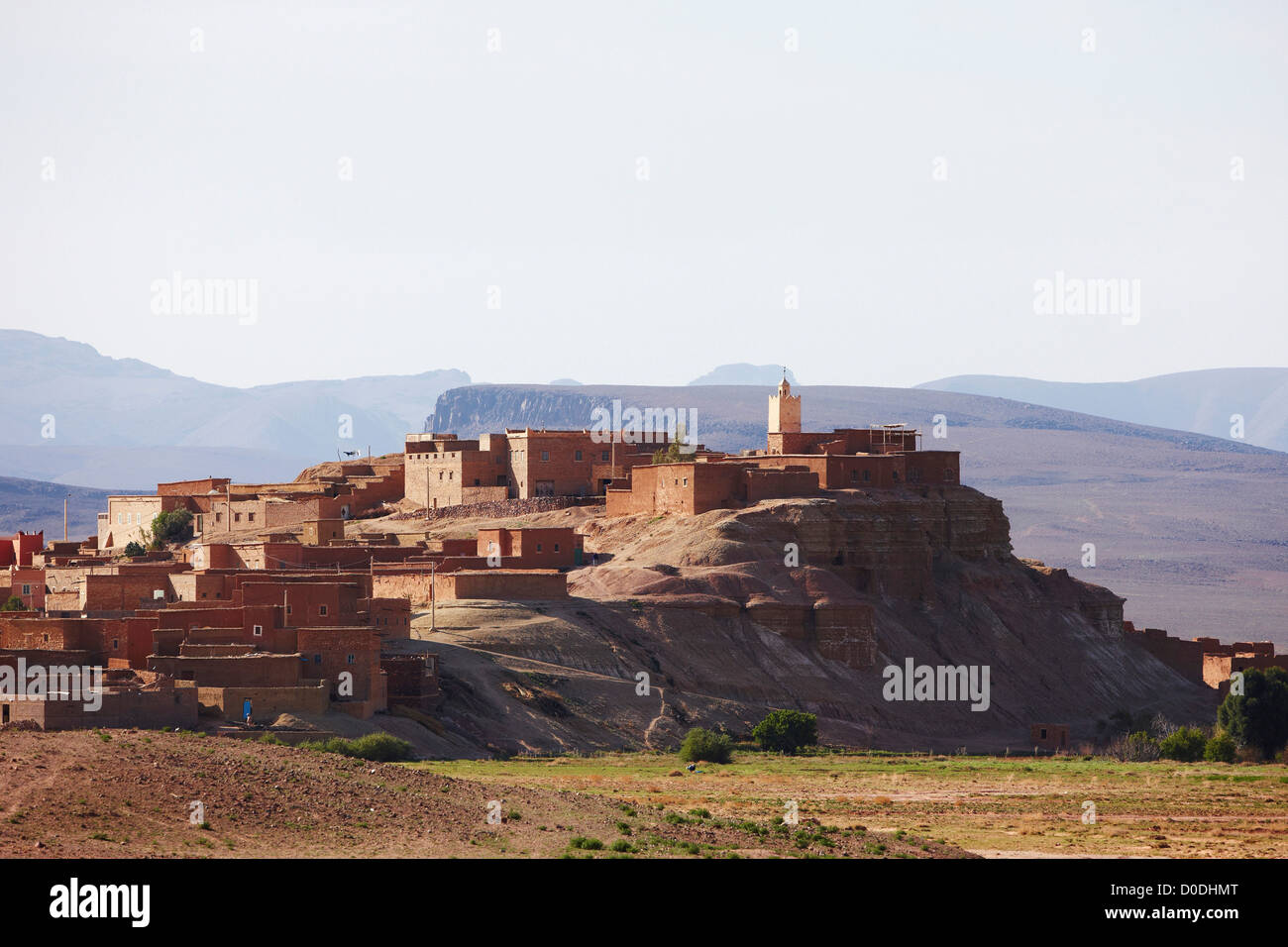 Moschee auf Hügel und irdenen Strukturen, Marokko Stockfoto