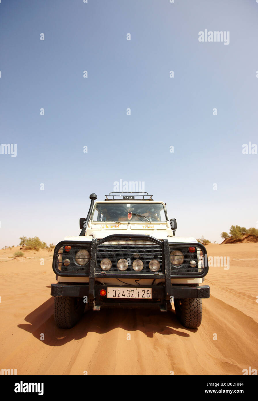 Land Rover auf der Sanddüne, innere Wüste Sahara, Marokko, frontalen Ansicht Stockfoto