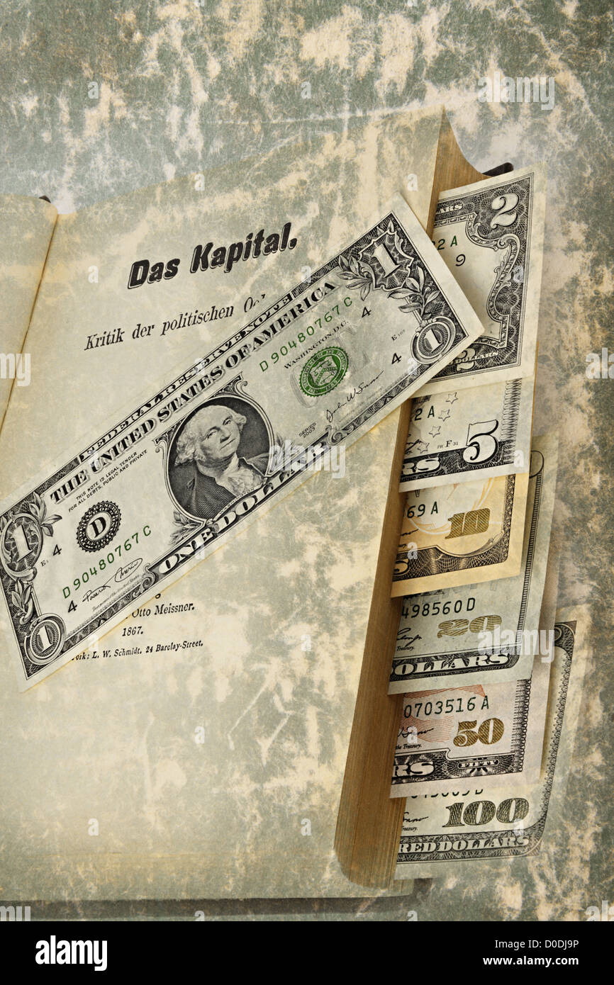 Wirtschaft und Geschichte Konzept. Dollar als Lesezeichen im Buch Karl Marxs Hauptstadt Stockfoto