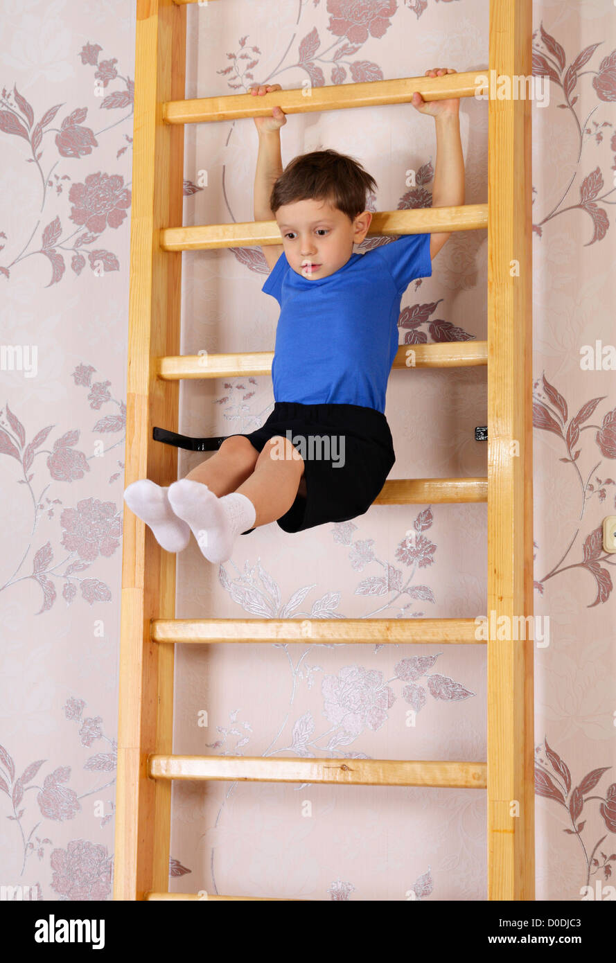 Der junge im Vorschulalter macht Übung zu einem Fitness ...