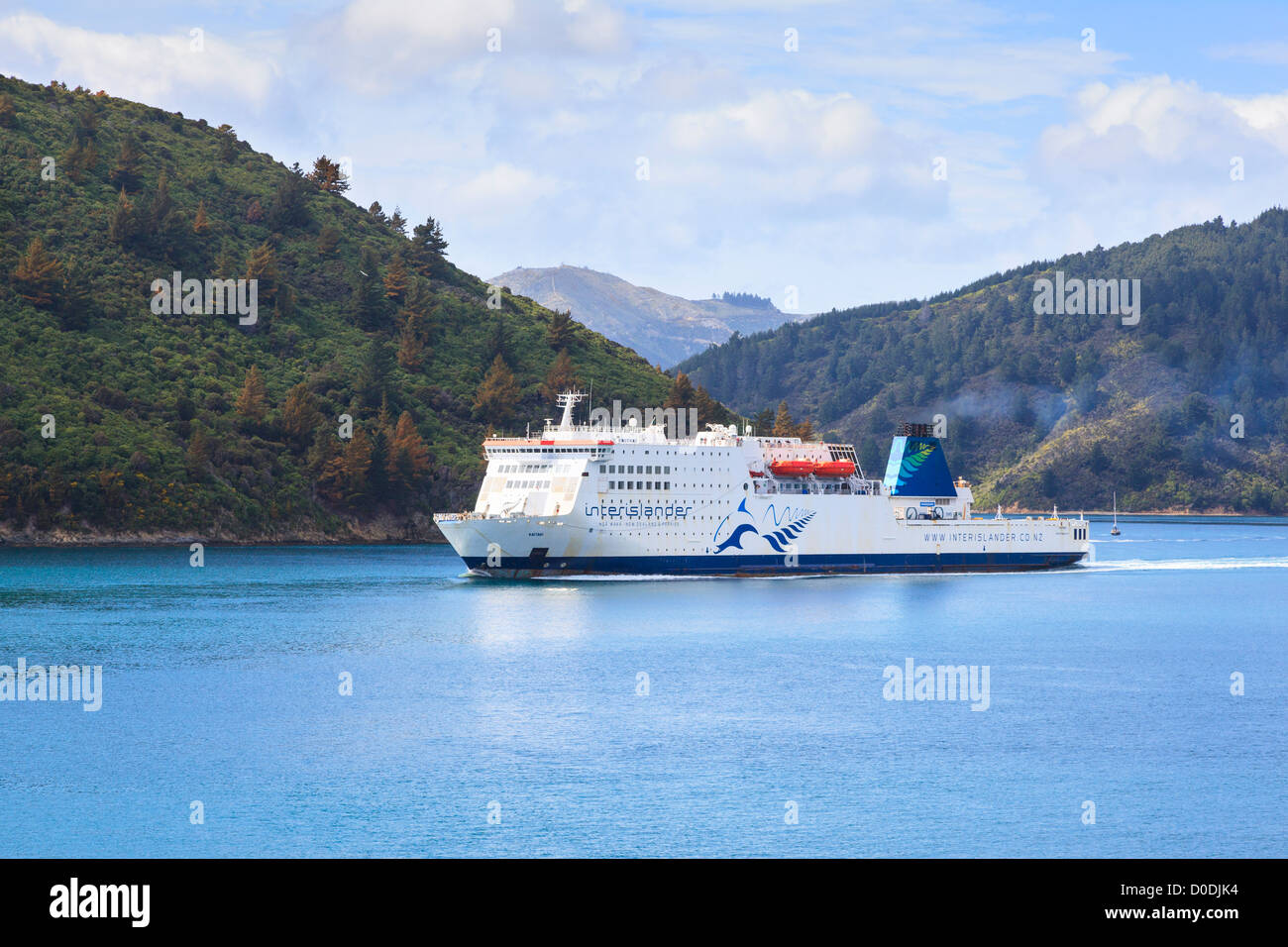 Interislander Fähre Kaitaki Segeln durch die Marlborough Sounds nach Picton. Stockfoto