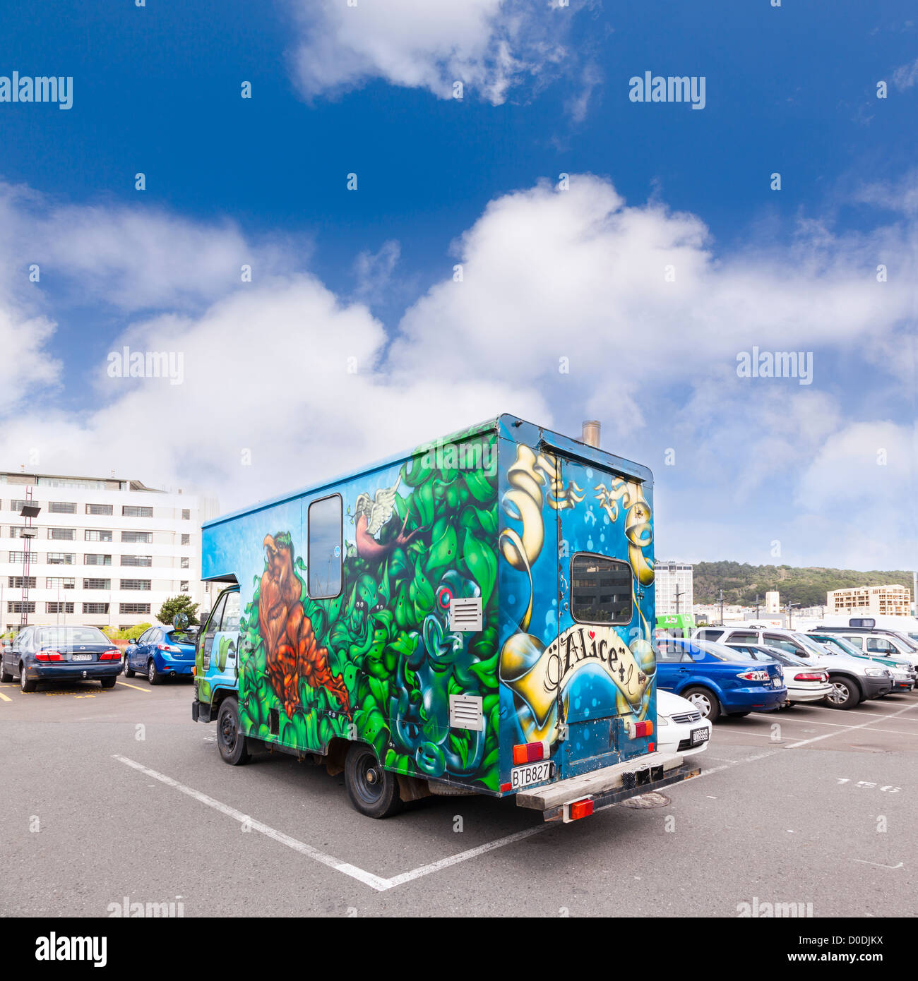 Ein hoch dekorierter Wohnmobil oder Haus LKW auf einem Parkplatz in Wellington, Neuseeland. Stockfoto