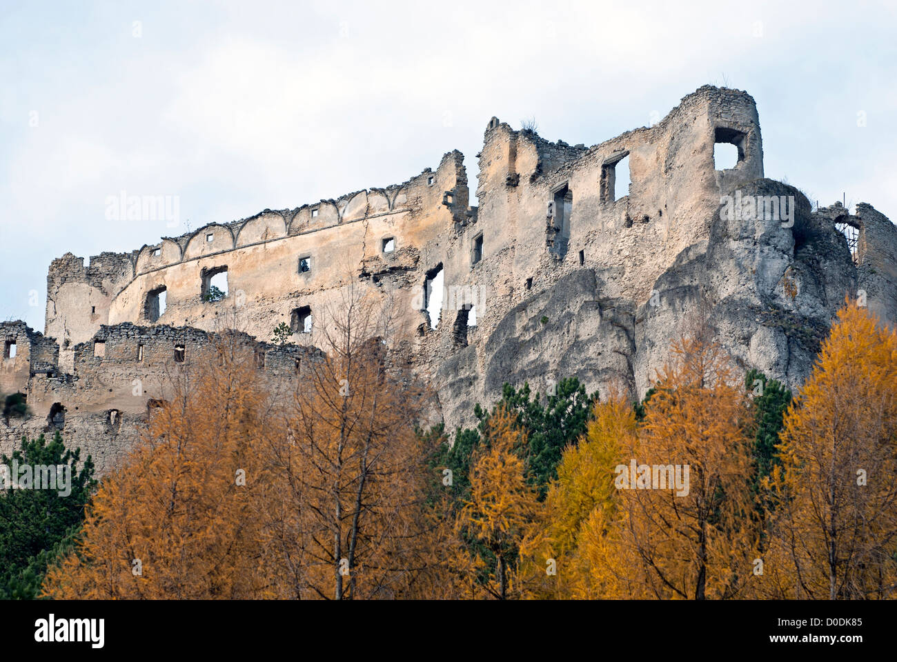 Burgruine mit Herbst gelb Bäume Lietava Stockfoto