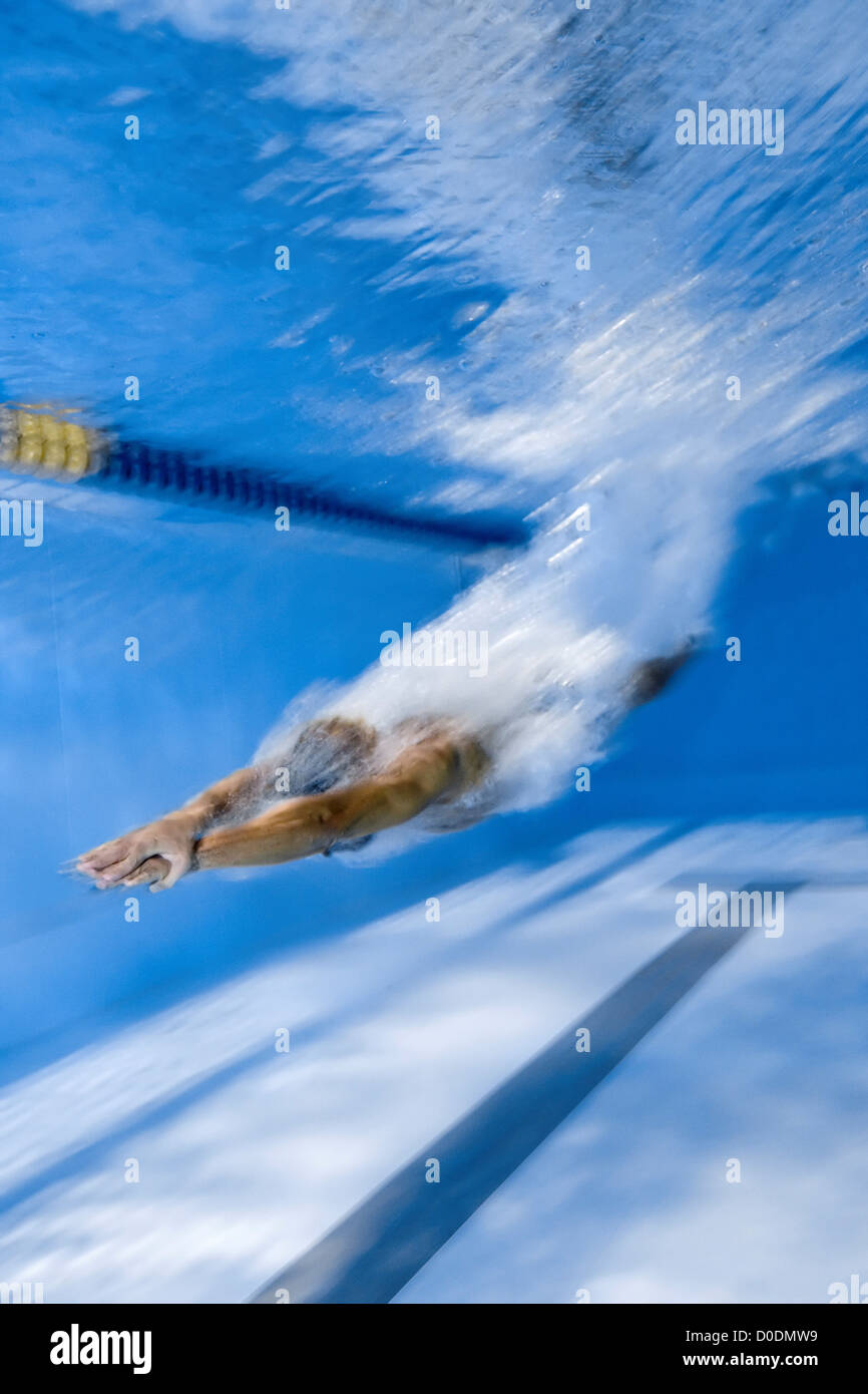 Geschwindigkeit und Bewegung des Schwimmers in Wasser Stockfoto