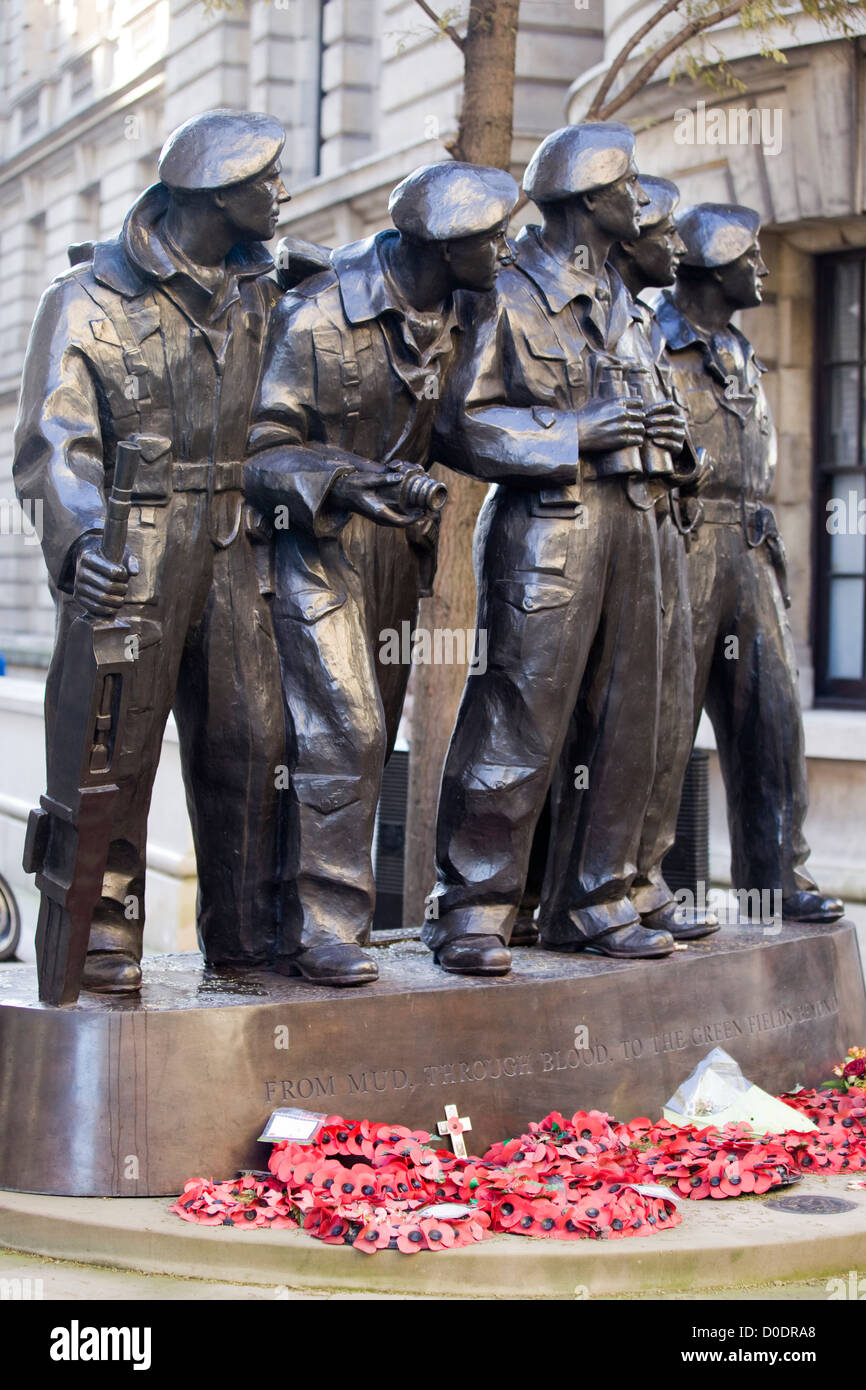 Royal Tank Regiment Statue "aus Schlamm durch Blut auf die grünen Felder jenseits" von Vivien Mallock Stockfoto