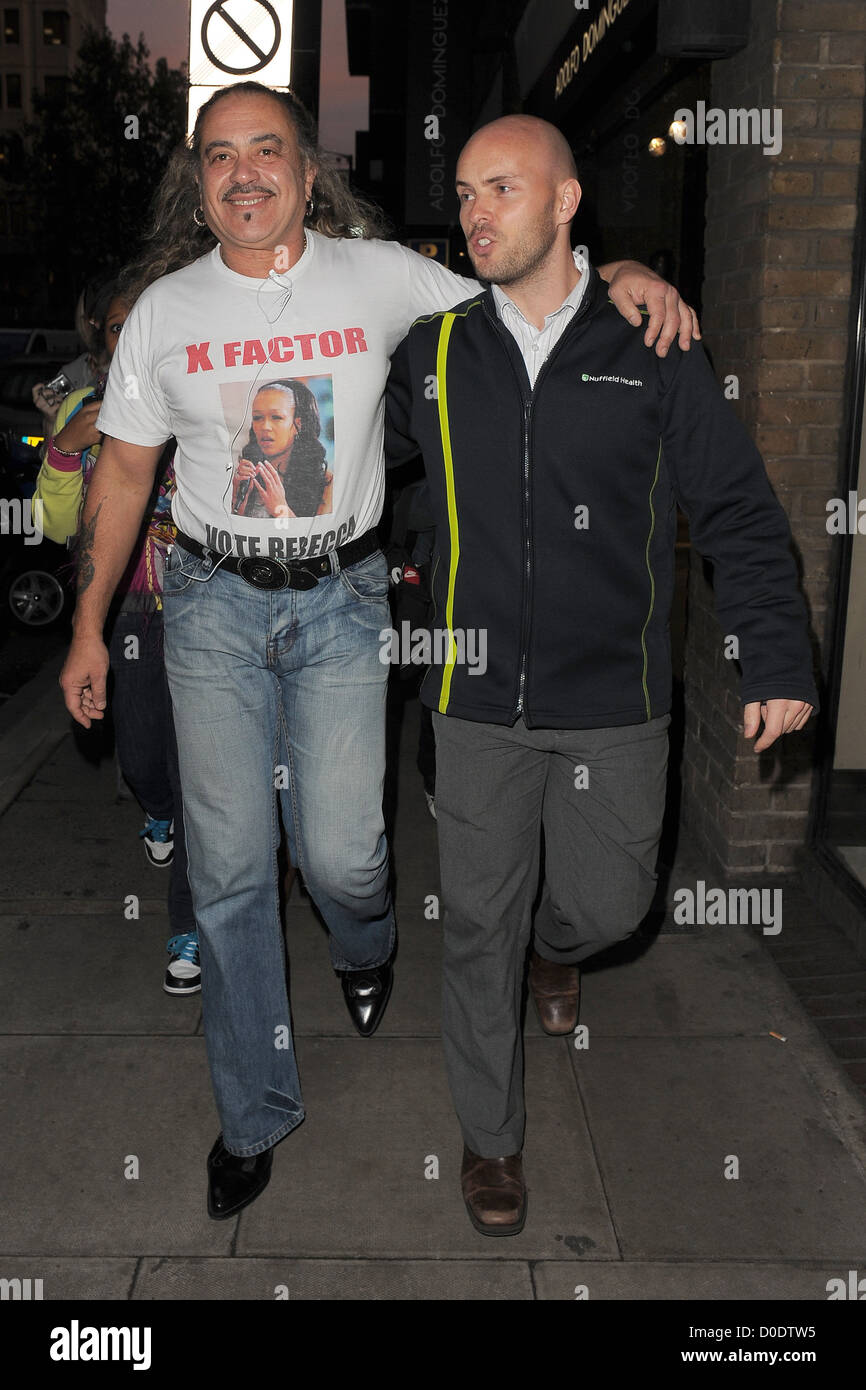 X-Factor-Finalisten Wagner Fiuza-Carrilho ist von Fans gemobbt, wie er in Covent Garden einkaufen geht. London, England - 27.10.10 Stockfoto
