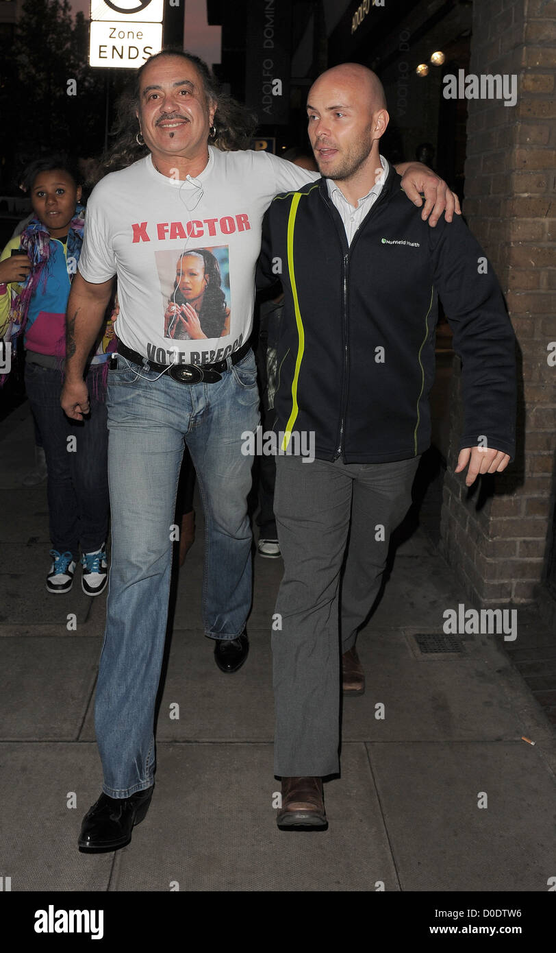 X-Factor-Finalisten Wagner Fiuza-Carrilho ist von Fans gemobbt, wie er in Covent Garden einkaufen geht. London, England - 27.10.10 Stockfoto