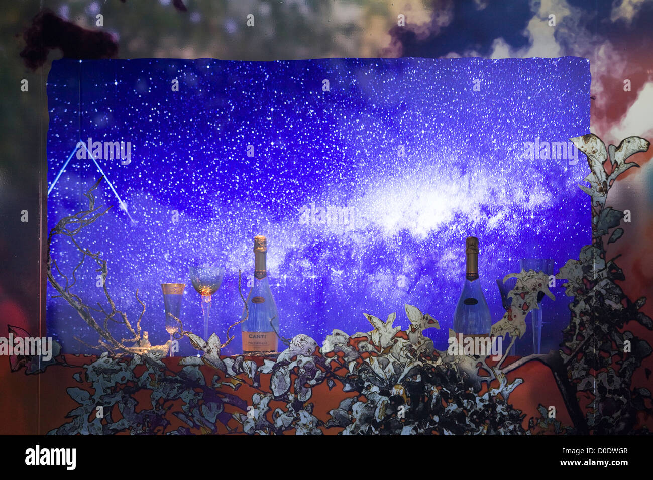 Champagner-Flaschen und Gläser auf dem Display in einem Schaufenster in London England Stockfoto