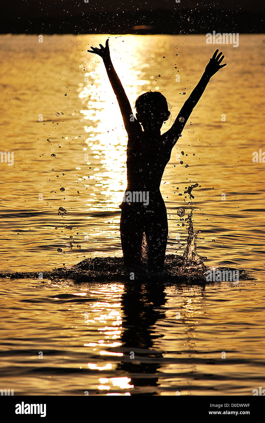 springen Sie aus dem Wasser im Urlaub Stockfoto
