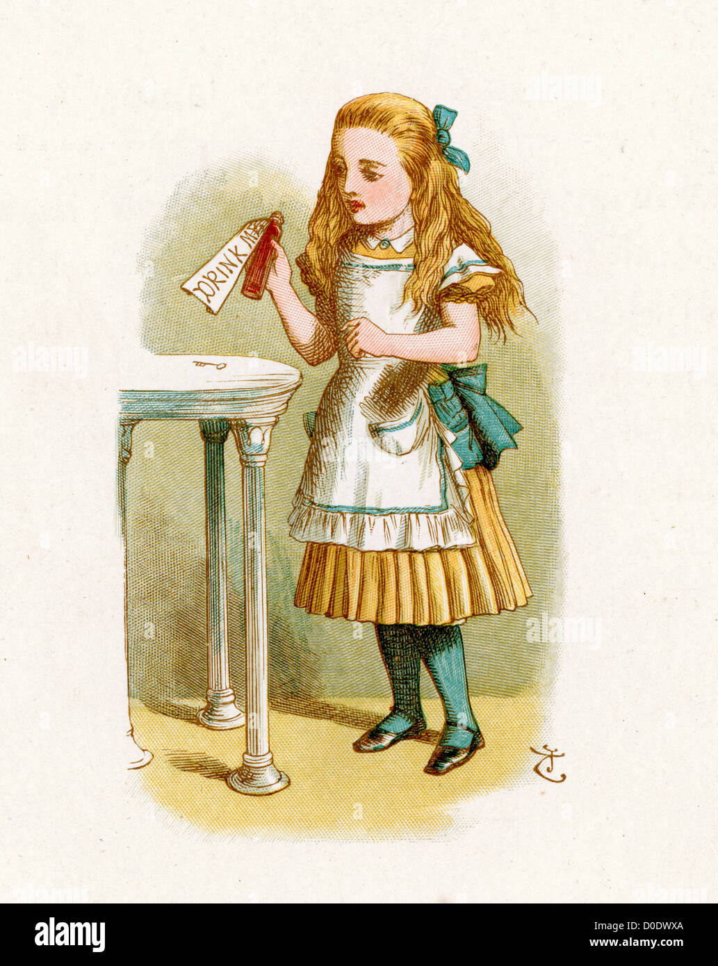 Alice mit der Flasche gekennzeichnet Drink Me, von Lewis Carroll Geschichte  Alice im Wunderland, Illustration von Sir John Tenniel 1871 Stockfotografie  - Alamy