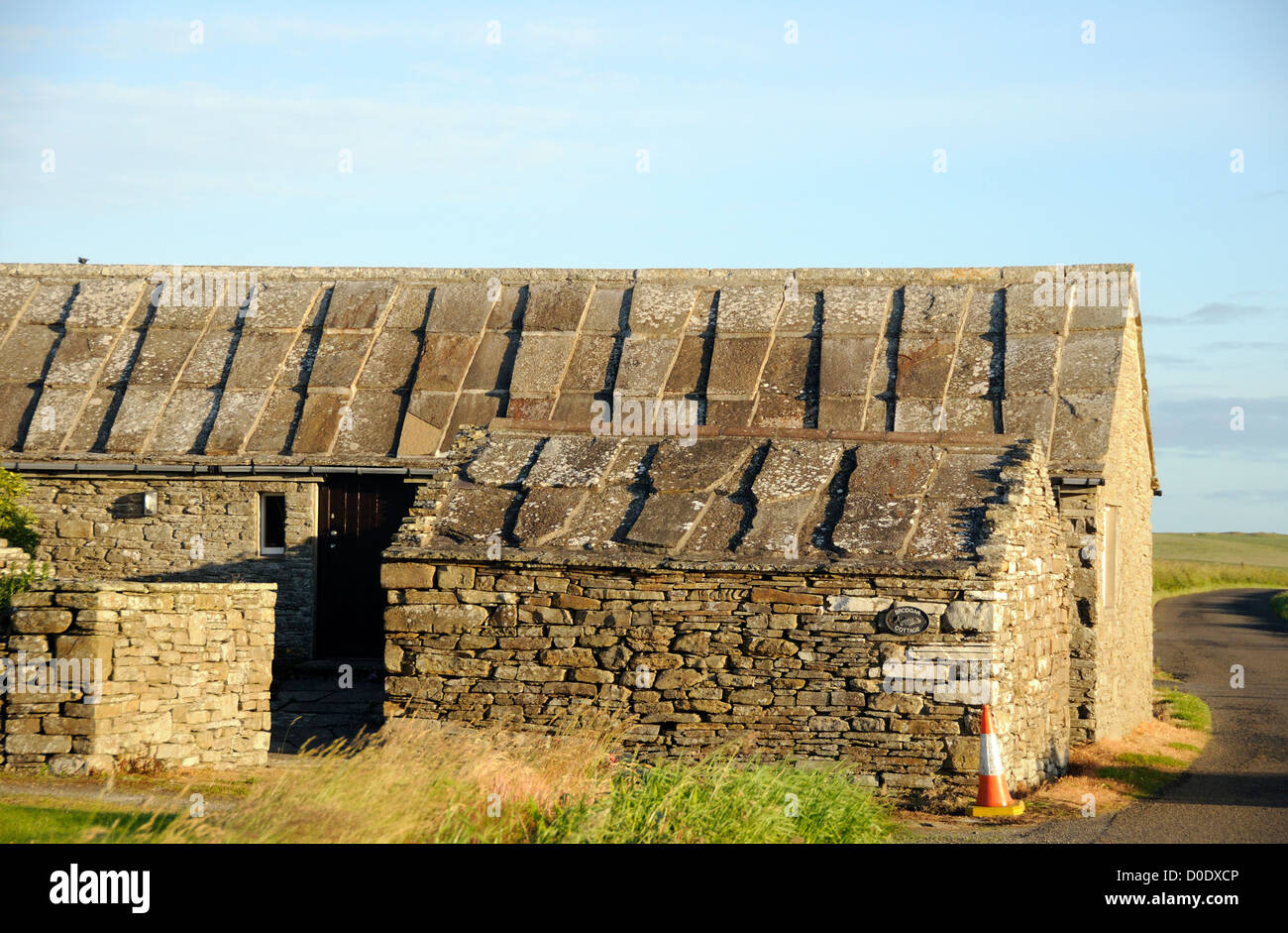 Stein-Scheune mit Stein Dach Platten. Brodgar. Mainland, Orkney, Schottland, Großbritannien. Stockfoto